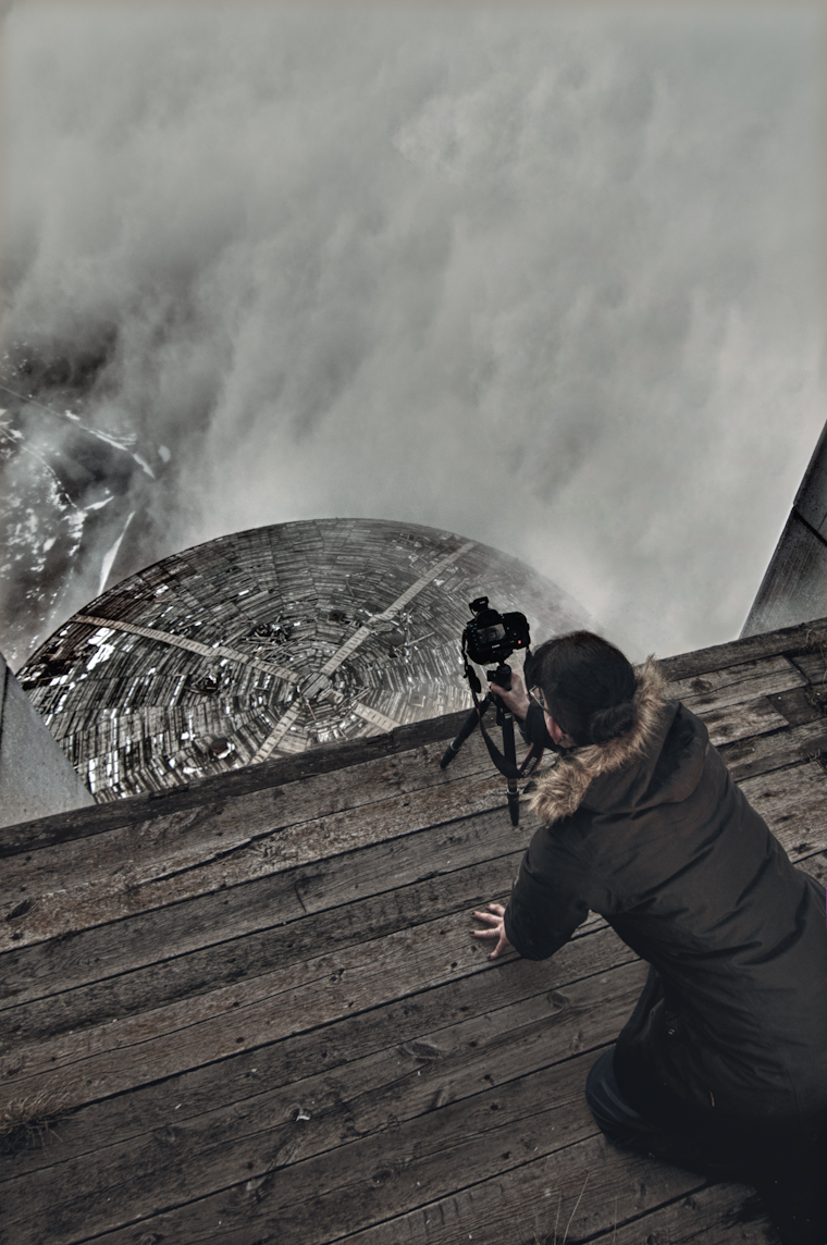 © Nicola Miller. Ребекка Личфилд фотографирует дом-памятник на вершине горы Бузлуджа, Болгария.