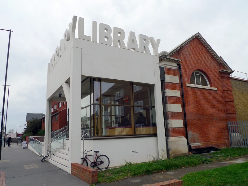 Районная Библиотека Торнтон Хит (Thornton Heath Library).