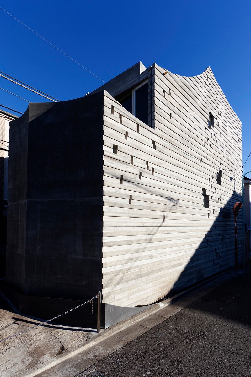 Студия Sabaoarch построила в Токио бетонный дом шириной три метра