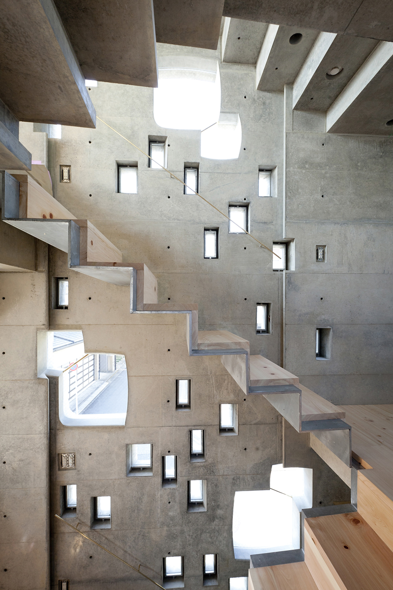 Студия Sabaoarch построила в Токио бетонный дом шириной три метра