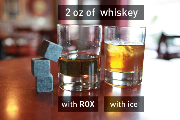 сравнение стаканов виски с кубиками изо льда и каменными