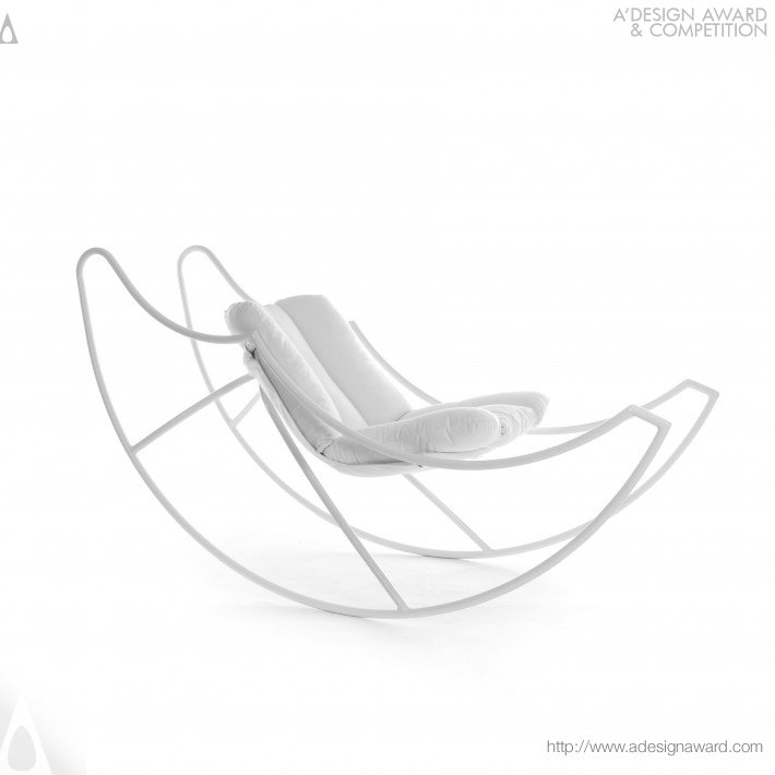 Платиновая награда в категории «Мебель, декоративные элементы и оригинальный дизайн». Ali Di Luna (Крылья Луны) — кресло-качалка. Автор: Stefania Vola. 2012