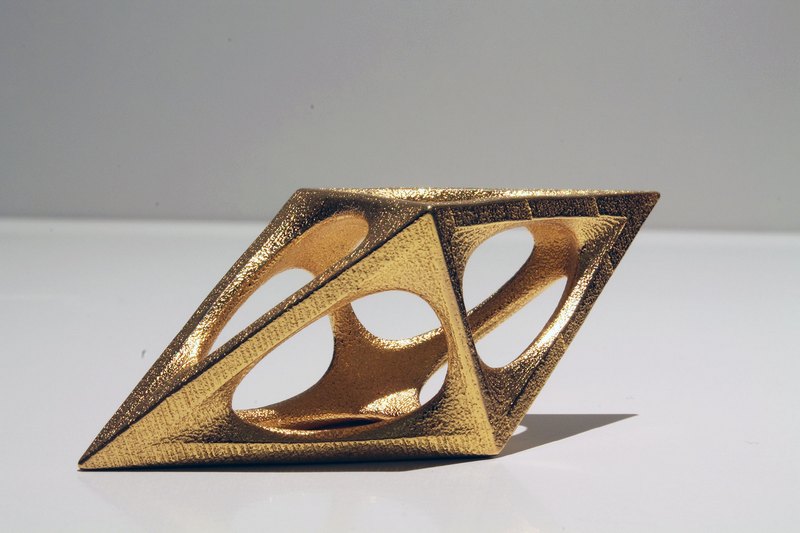Награда конкурса (A' Design Award Trophy) уникальна, она отпечатана из металла на 3D принтере, и не может быть воспроизведена при помощи традиционных технологий