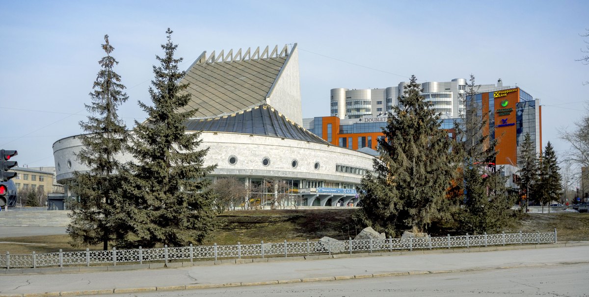 Участок для проектирования объекта расположен в центральной части Новосибирска на пл. Инженера Николая Никитина (пересечение  Октябрьской магистрали и ул. Каменская), рядом с театром «Глобус»
