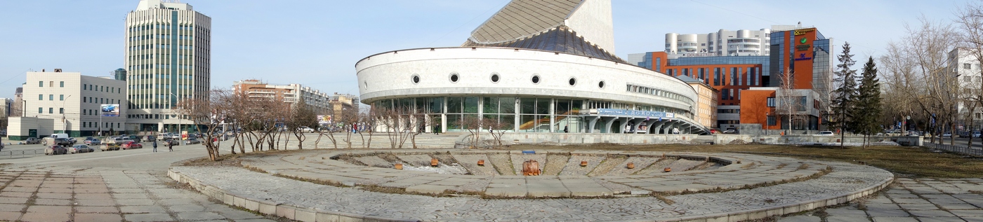 Участок для проектирования объекта расположен в центральной части Новосибирска на пл. Инженера Николая Никитина (пересечение  Октябрьской магистрали и ул. Каменская), рядом с театром «Глобус»