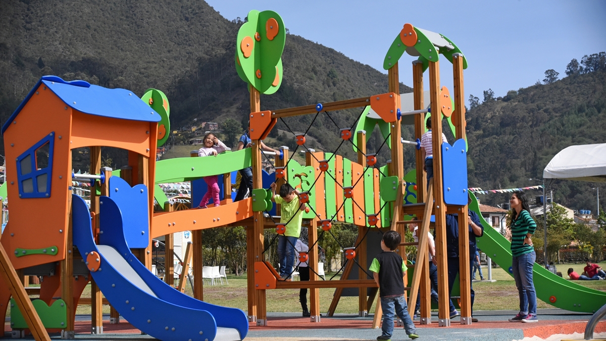 Детская площадка в долине Сопо, недалеко от Боготы, Колумбия