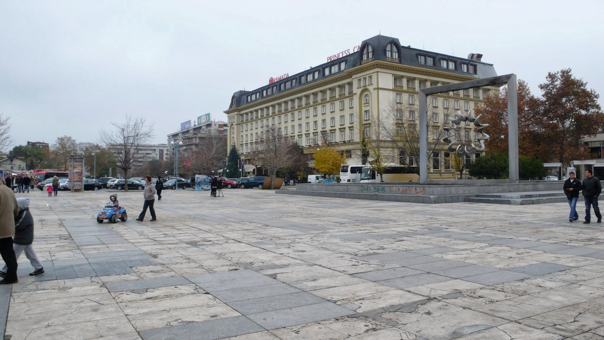 Современные фотографии Центральной площади Пловдива