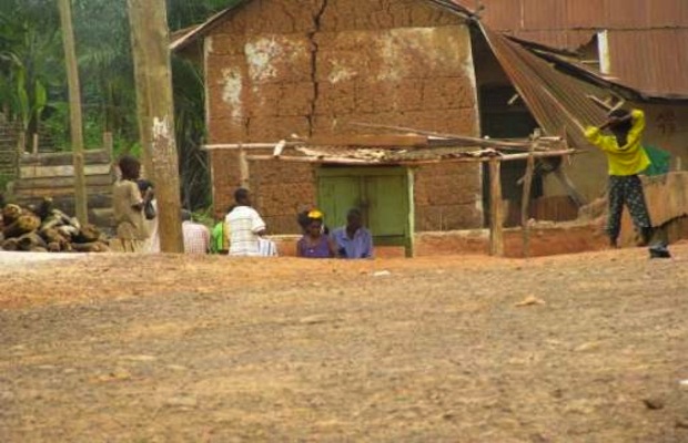 Проблема: примерно так выглядят сейчас глинобитные дома в Гане