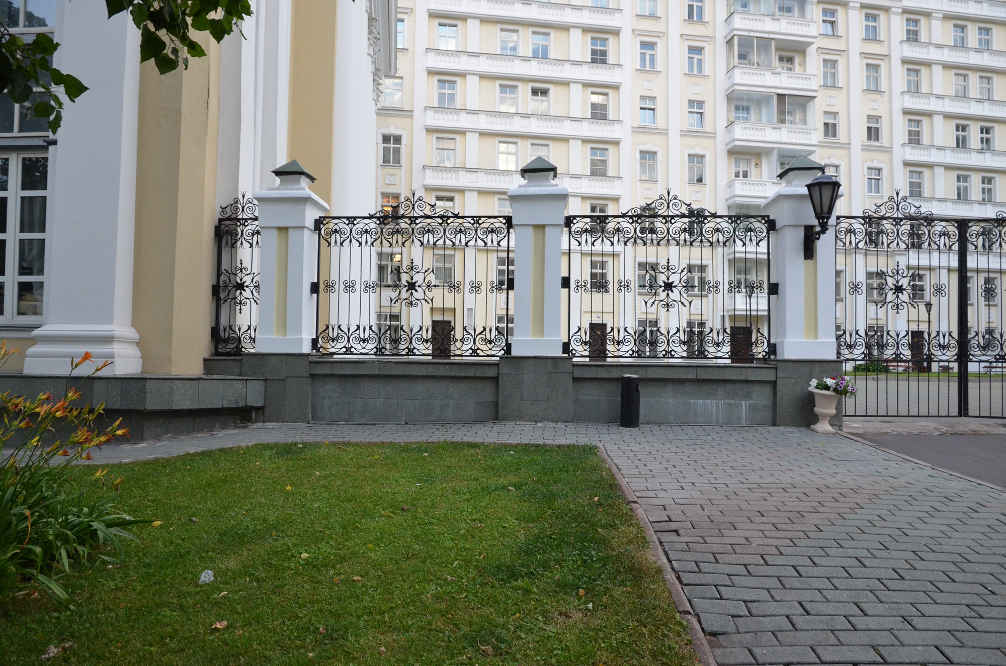 Москва, улица Остоженка, 25. Место установки памятника и окружающая территория