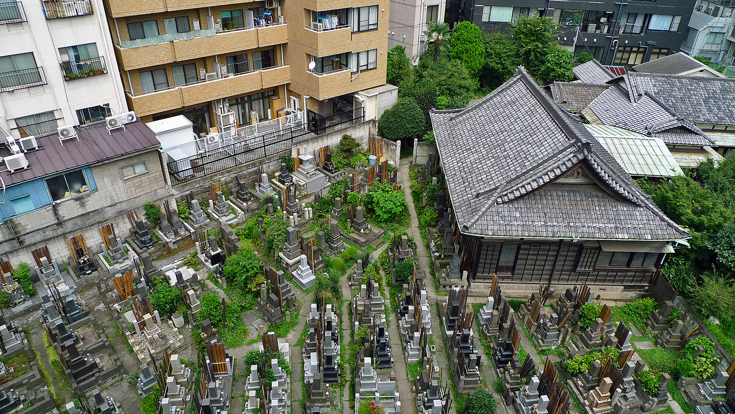 Кладбище в Токио на территории буддийского храма. Рядом с кладбищем находятся жилые дома и школа