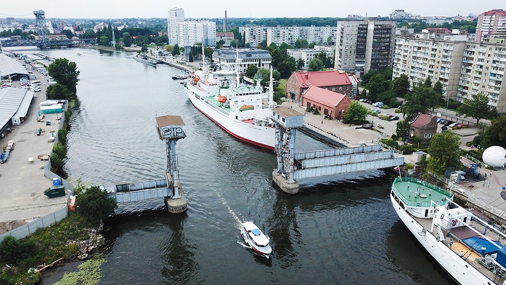 Старый железнодорожный мост через реку Преголю на Набережной исторического флота Музея Мирового океана в Калининграде