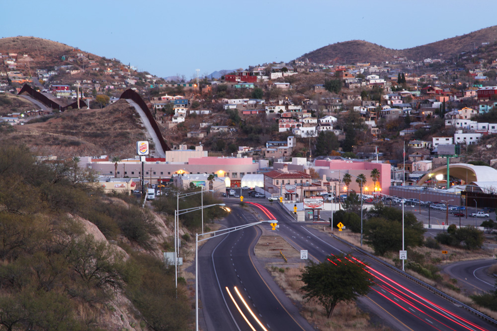 Фото конкурсной территории — границы между мексиканским Ногалесом и американским Ногалесом