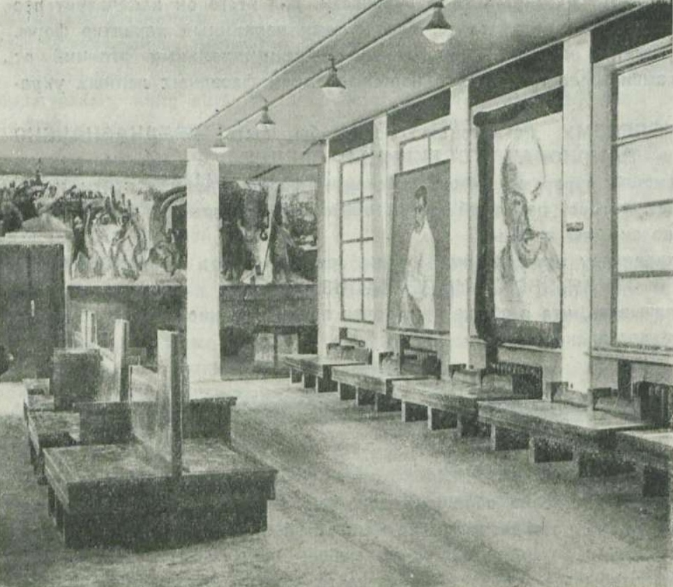 Фойе клуба „Пролетарий“ с фресками на заднем плане.
