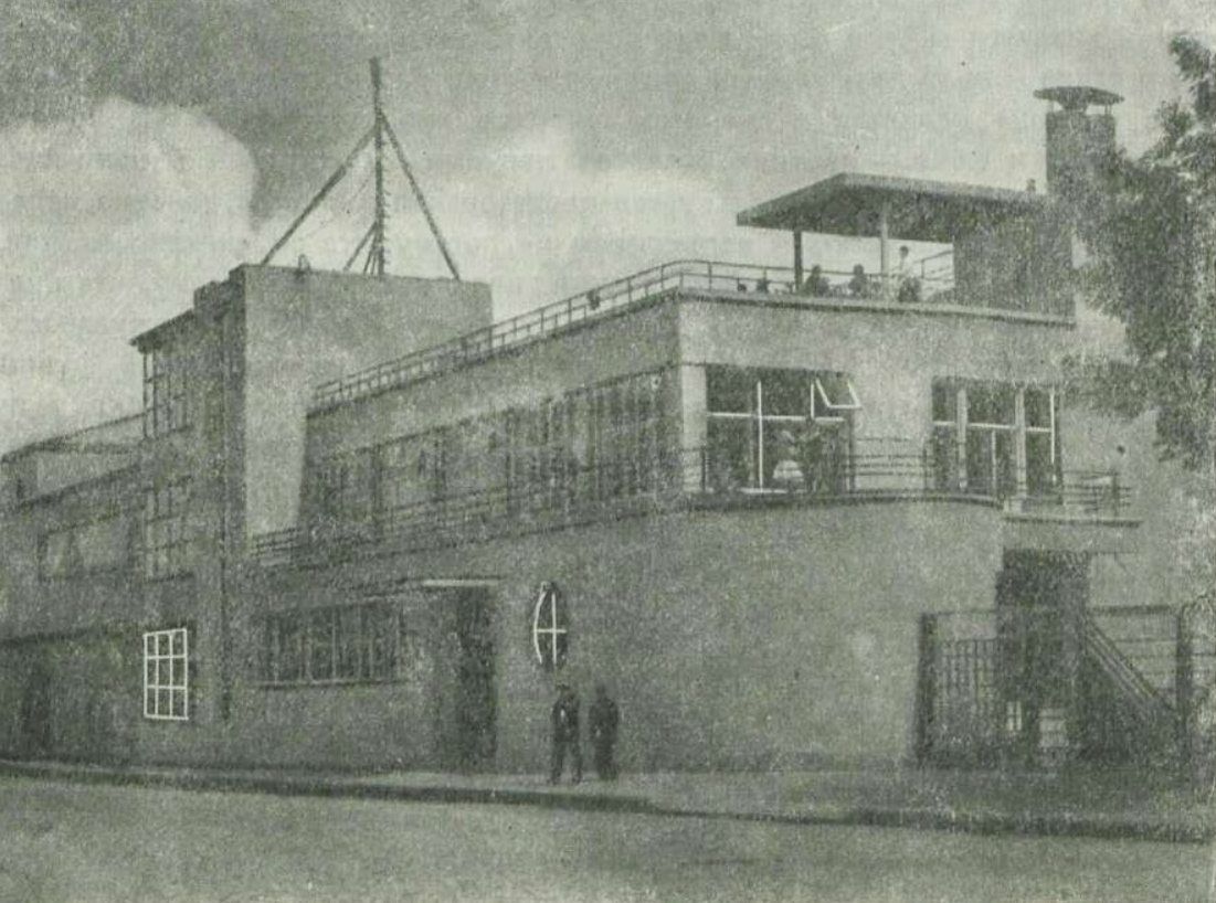 Клуб „Ротфронт“ выстроен в 1930 году профсоюзом печатников по проекту С. Пэна. Находится на Краснопролетарской улице.