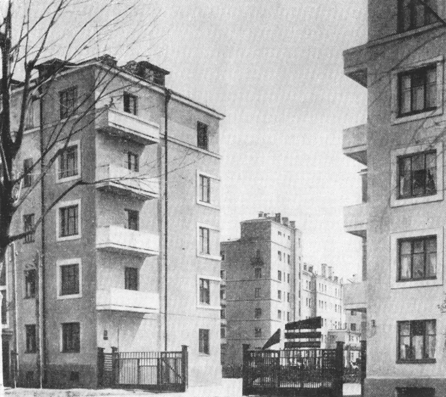 Москва. Жилой комплекс на Дубровской ул. 1926—1927 гг. Архитекторы М. Мотылев, Н. Молоков; инженеры П. Смирнов, П. Яньков и др. Вход в квартал. Проект застройки