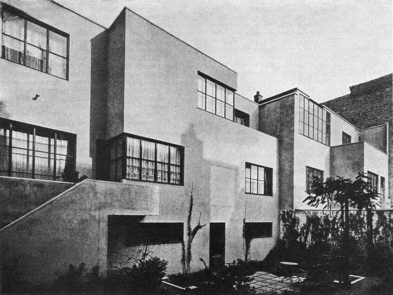 АНДРЭ ЛЮРСА. ДОМ В СЭРА, ПАРИЖ. ANDRÉ LURCAT. HAUS IN SEURAT, PAIRS 1926 САДОВЫЙ ФАСАД. GARTENANSICHT