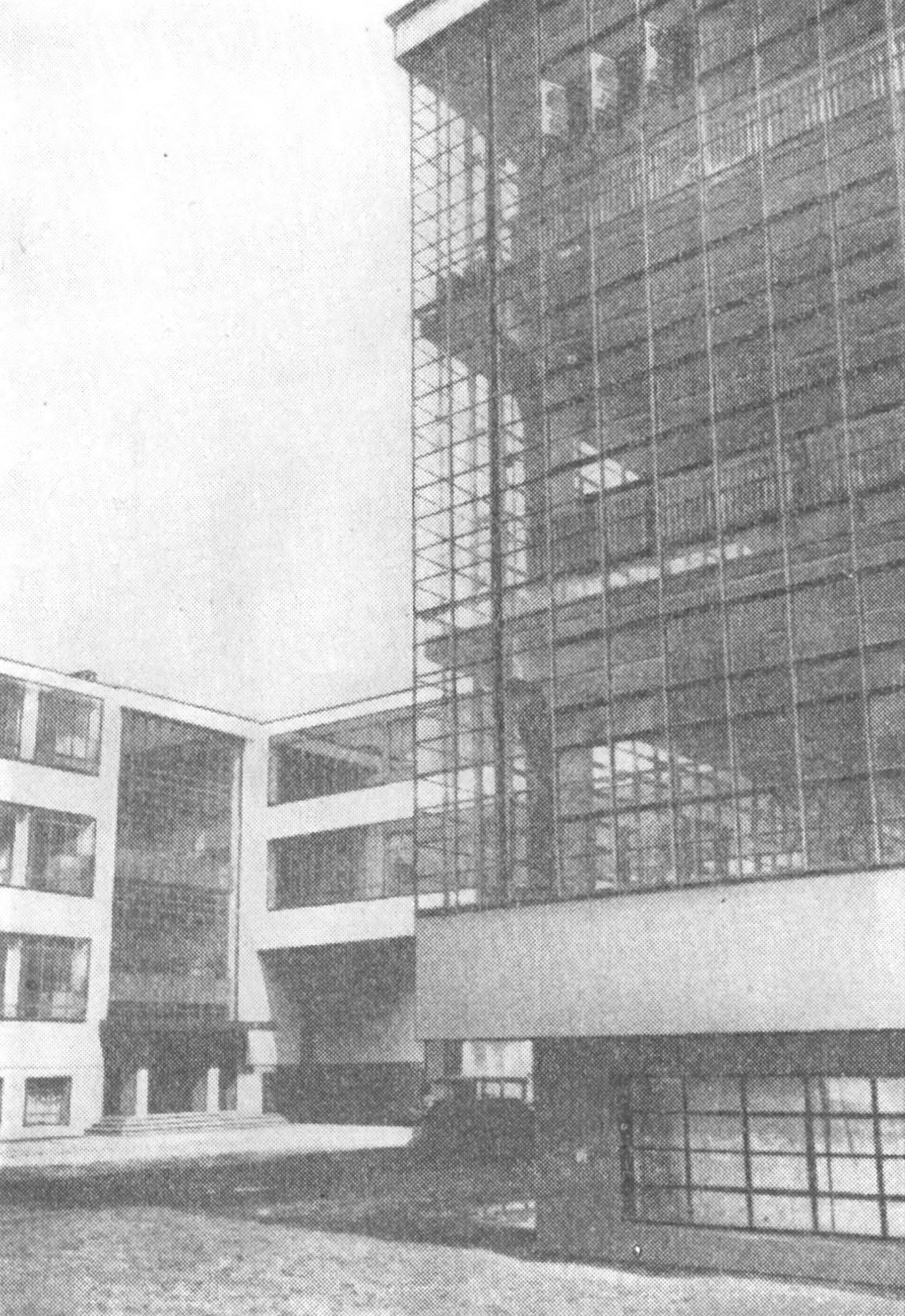 8. Дессау. Здание Баухауза, 1926 г. Арх. В. Гропиус. Общий вид, план