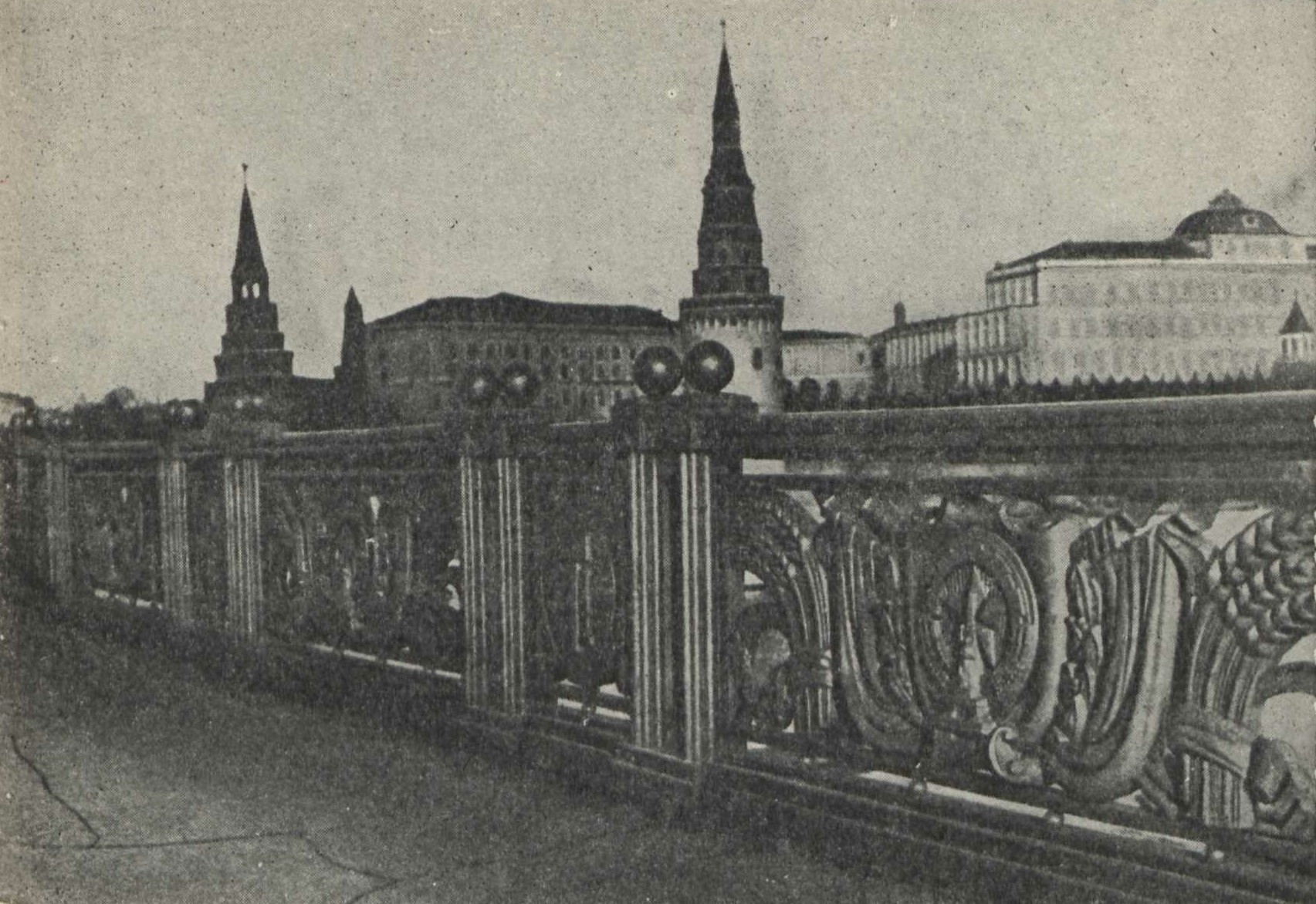 Большой Каменный мост в Москве (1935—1936). Чугунная решетка