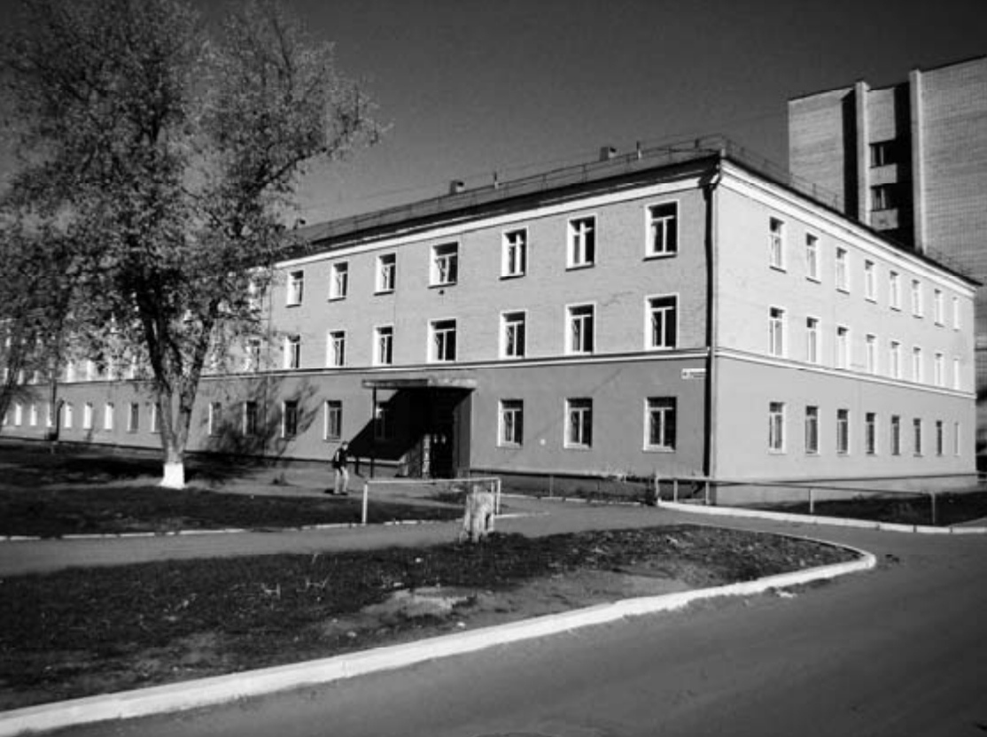 Ул. Промышленная, 52. Заводская поликлиника. 1953—1956 гг.