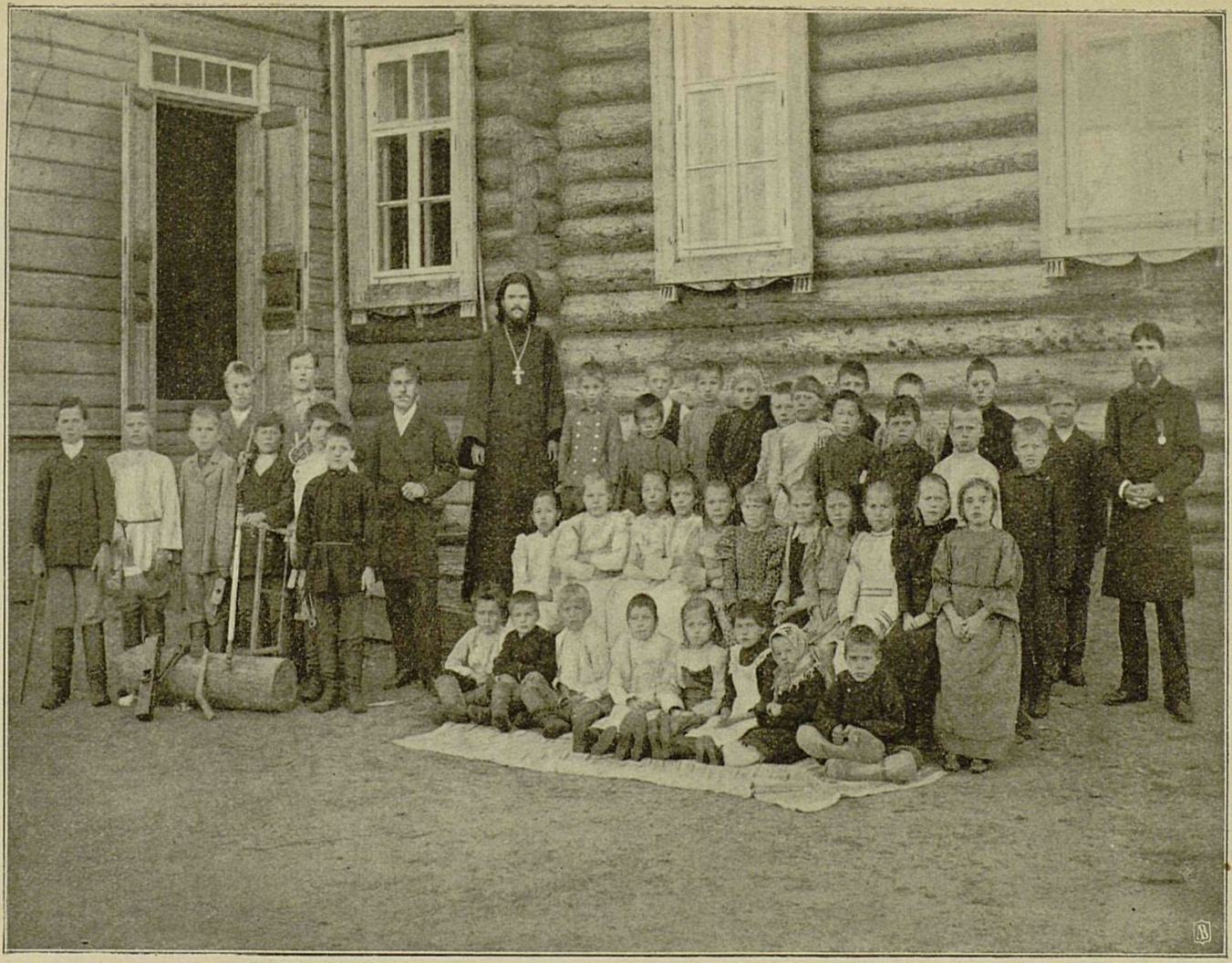 Учащие и учащиеся Кокшайскаго училища в 1898 году.
