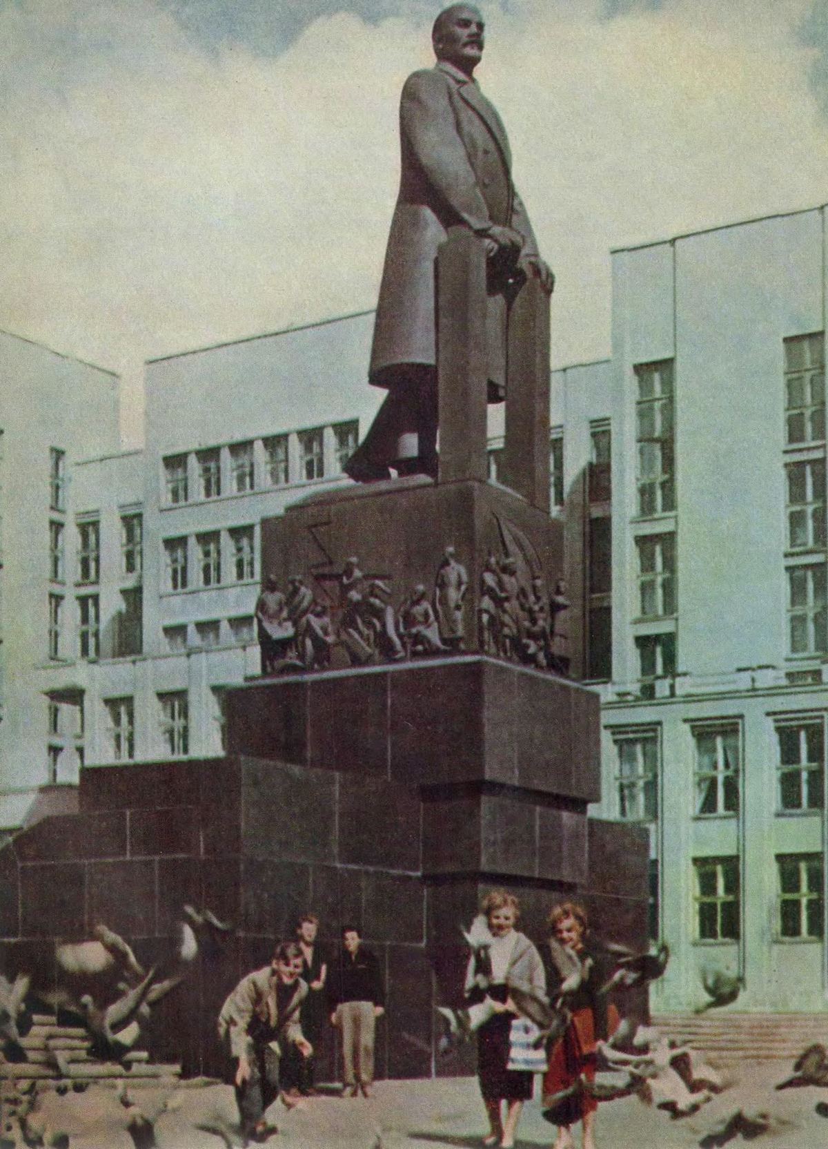 Памятник В. И. Ленину перед Домом правительства