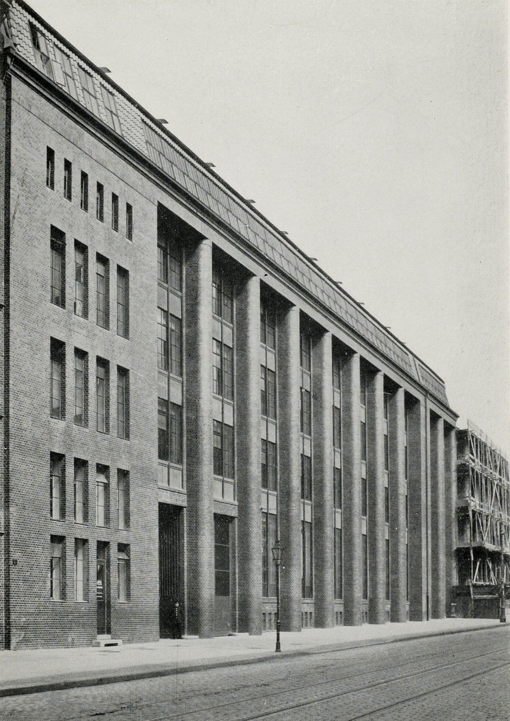PETER BEHRENS, Neubabelsberg b. Berlin, — Kleinmotorenfabrik der Allgem. Elektrizitätsgesellschaft, Berlin. Verblendziegelbau. 1912