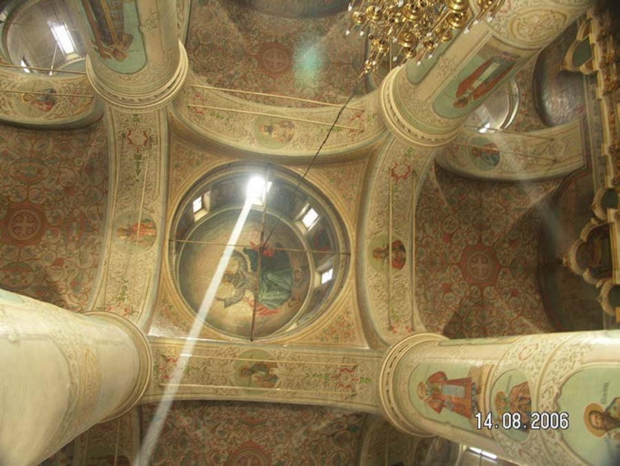 Рисунок 2. Соборный Успенский храм, интерьер (фото 2006 г.)