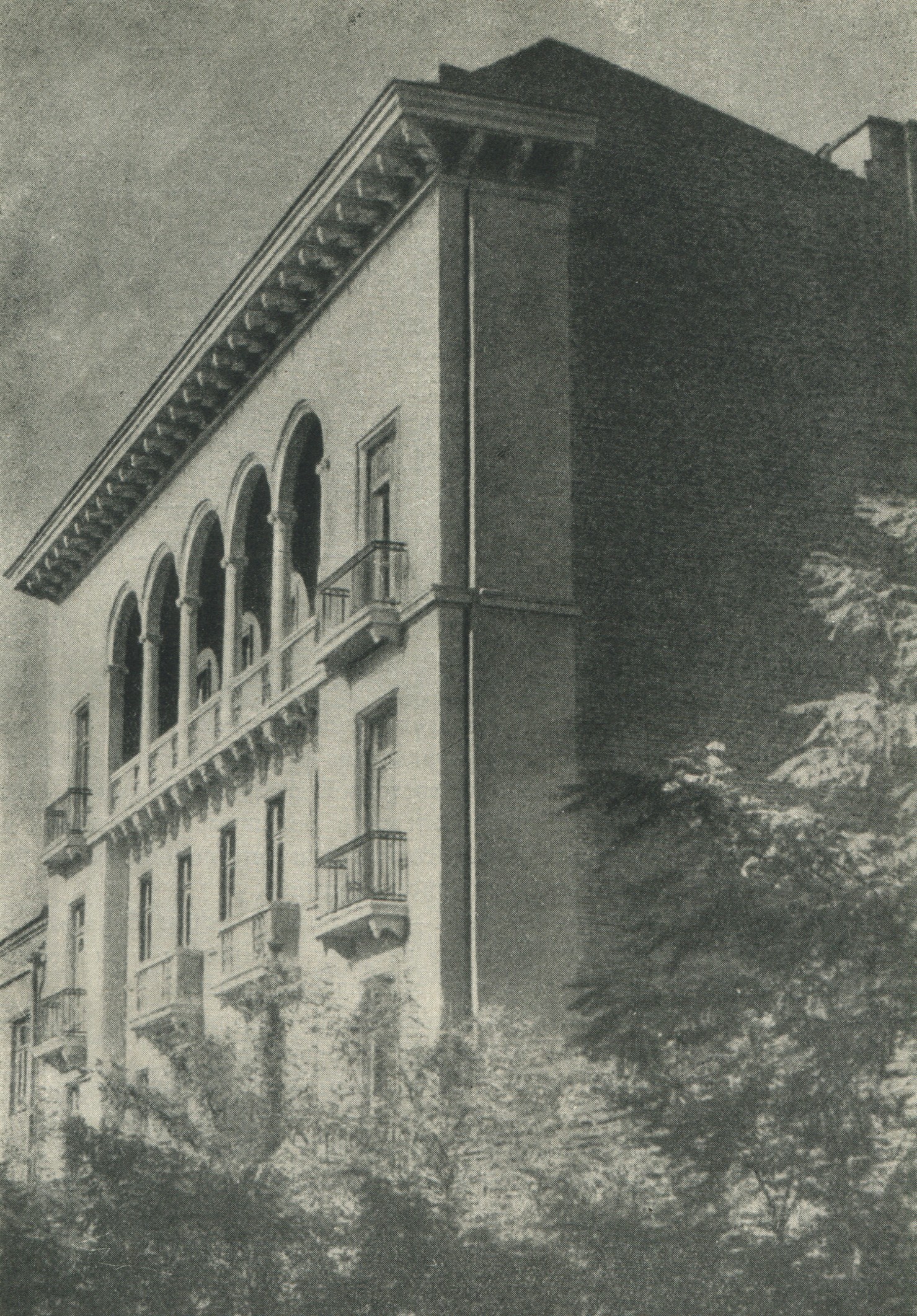 Жилой дом на улице Марти в Тбилиси. Общий вид. Арх. А. Я. Миминошвили. 1949