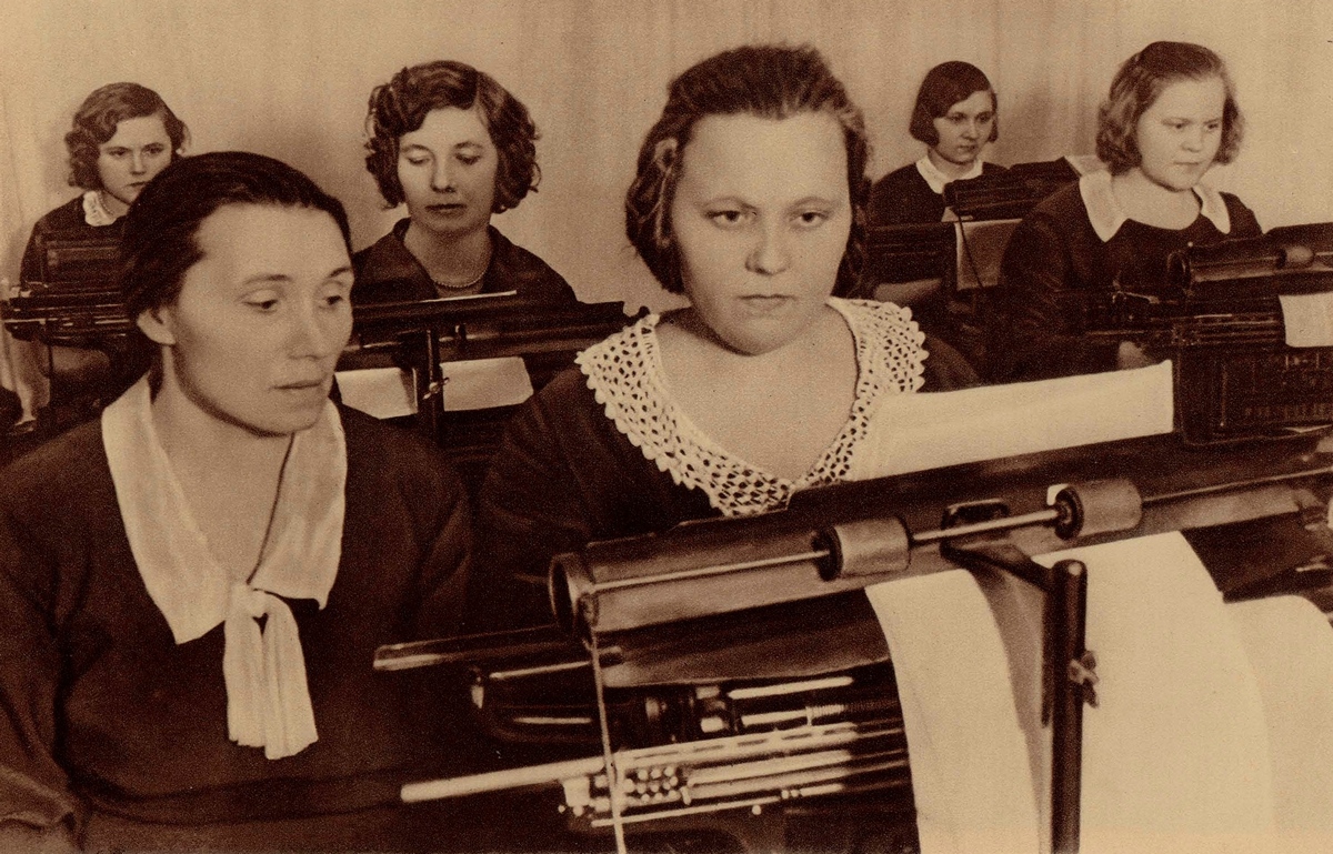 Жены инженеров Сталинского металлургического завода в Донбассе учатся на курсах машинописи.