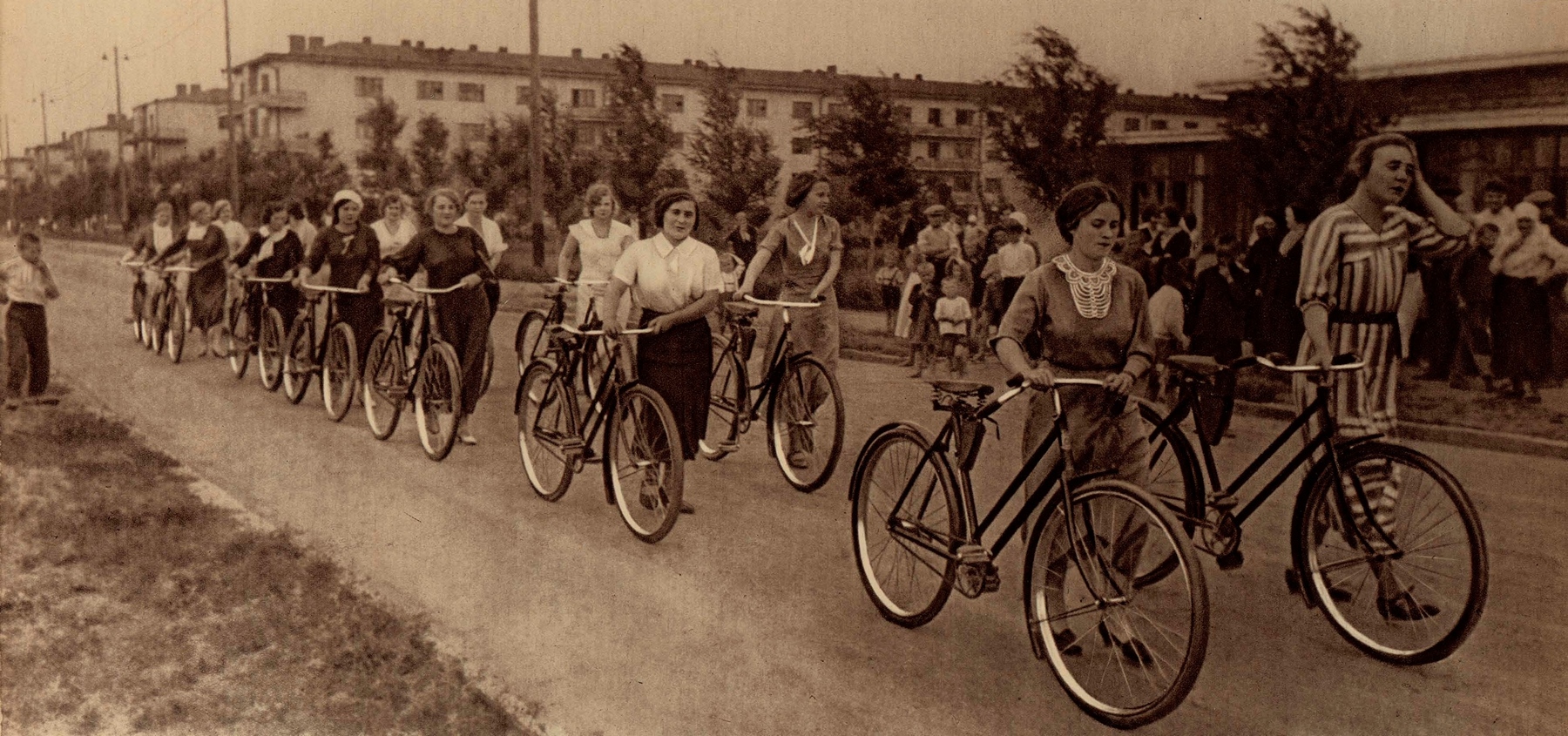 Этими велосипедами премировал активных общественниц металлургического завода им. Дзержинского нарком товарищ С. Орджоникидзе.