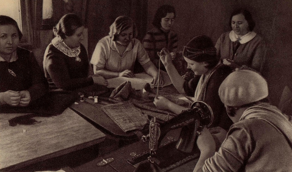 Кружок кройки и шитья, организованный женами инженеров Метростроя в Москве.