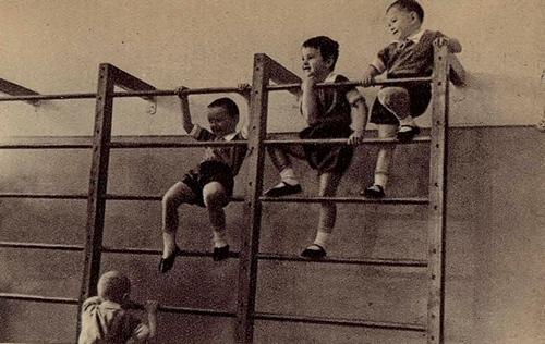 Юные гимнасты (в детском саду ленинградского завода „Электросила“).
