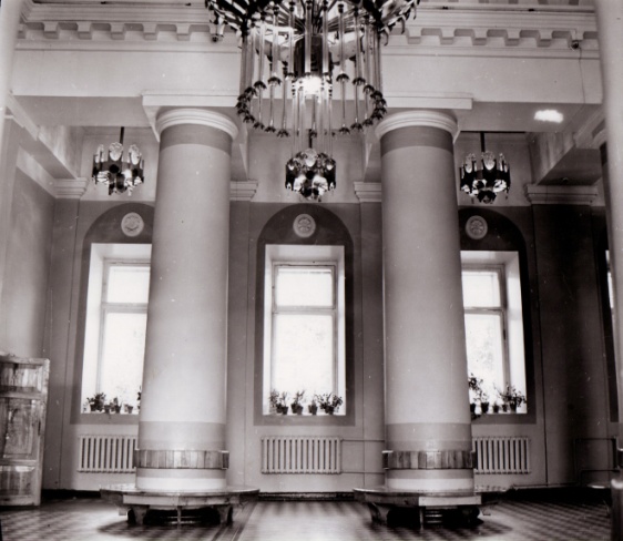 Фрагмент интерьера фойе кинотеатра «Колосс». Вид стороны центрального нефа на колонны и пилястры дорического ордера в южном нефе. Фото 1991 г.