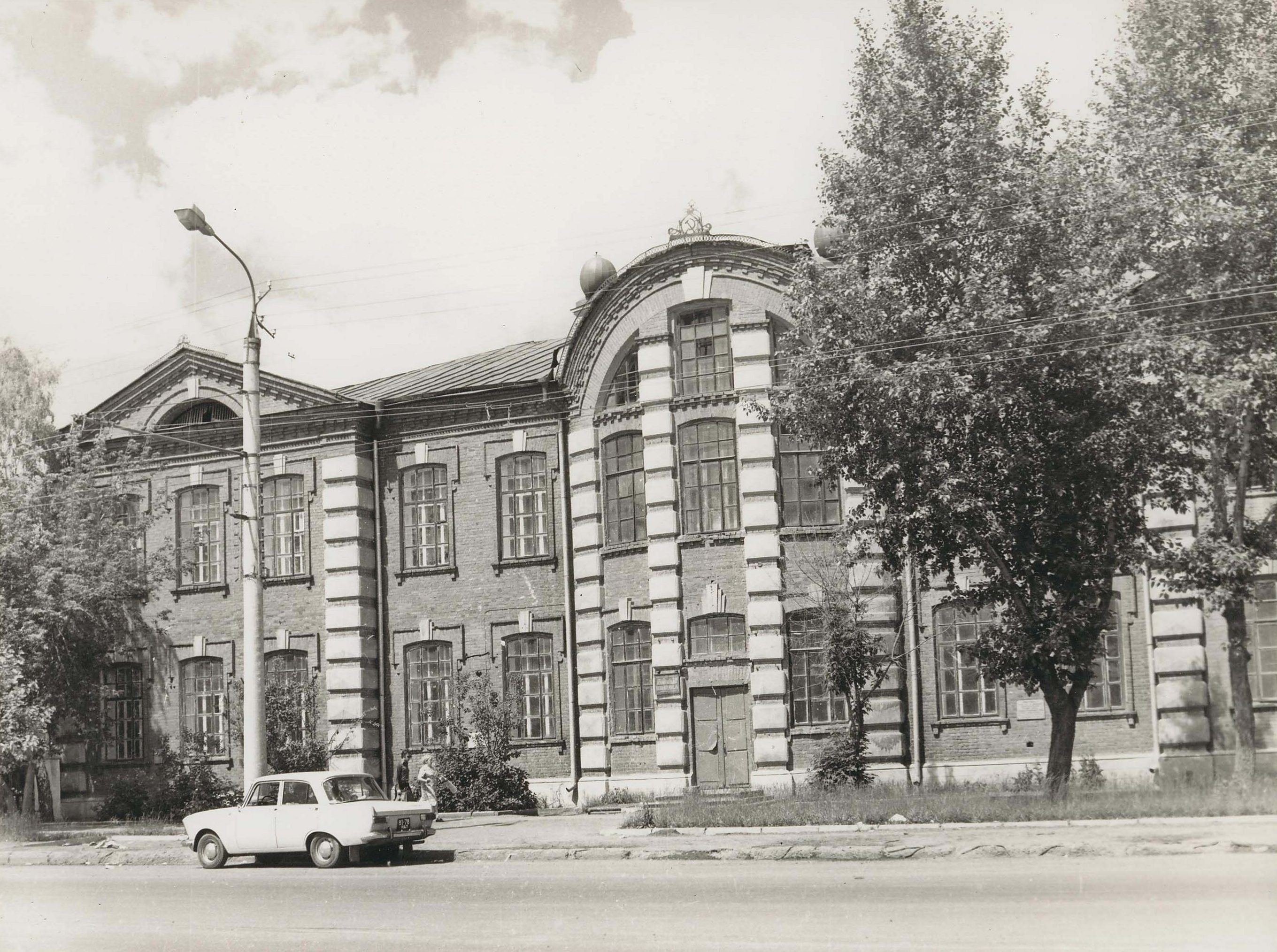 Здание школы имени Свободы в Ижевске. Фото 1978