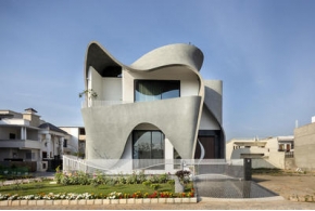 Studio Ardete: «Ленточный дом» в Индии со скульптурным бетонным фасадом