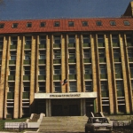 Здание проектного института «Ипромашпром» (ныне — «Прикампромпроект»). Авторы: архитекторы В. Ф. Козлов и П. И. Фомин