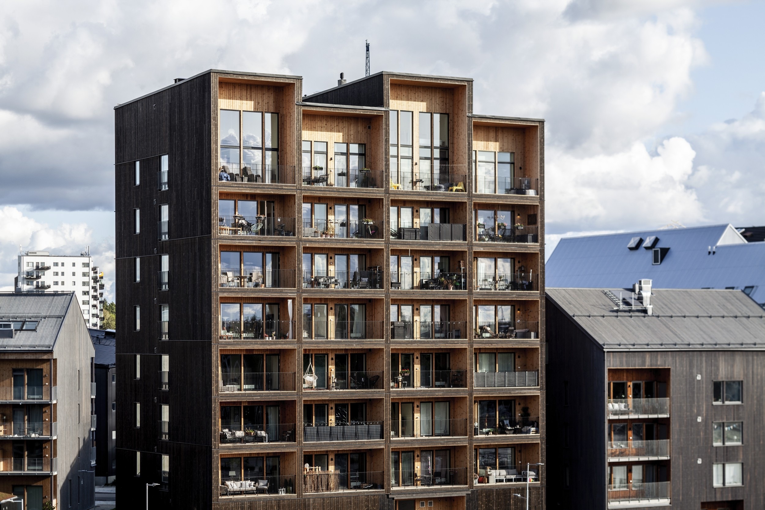 Самое высокое деревянное здание Швеции — жилая башня в 8,5 этажей по проекту C.F. Møller в городе Вестерос. Башня построена из поперечно-клееной древесины (cross-laminated timber) с небольшим добавлением клееного бруса (glulam)