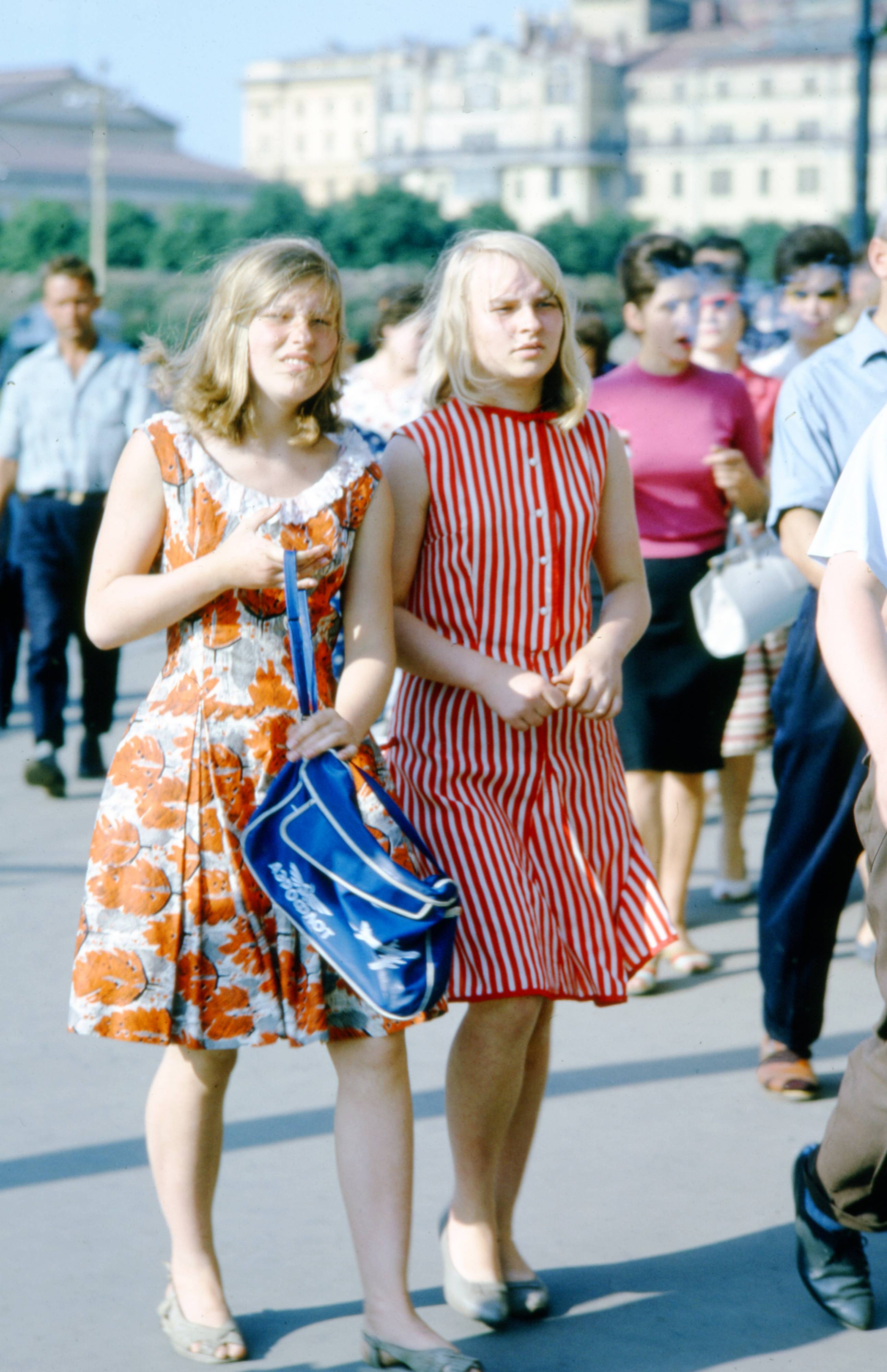 Люди ссср. Советские люди. Мода советского Союза. Платья советских людей. Советские люди 60-х годов.