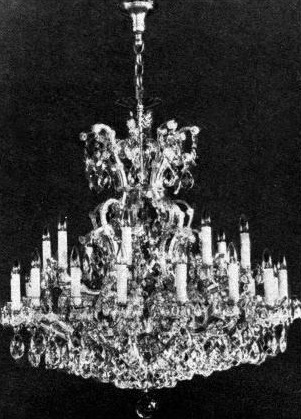 Хрустальная люстра с электрическими лампами, решенная в стиле барокко. Импортируется из ЧССР.