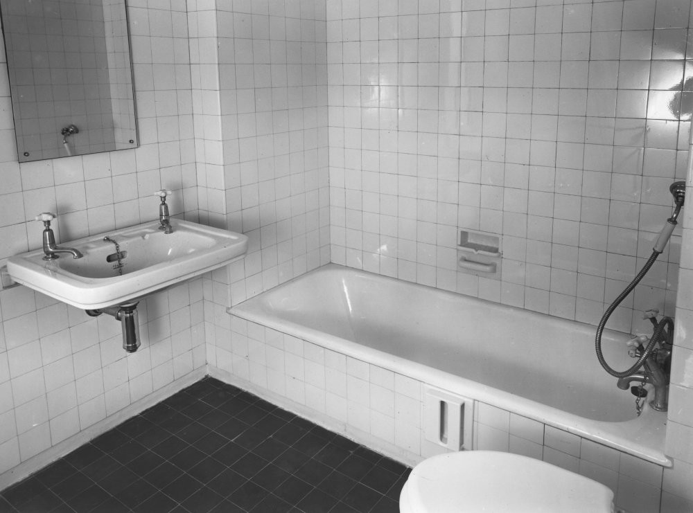Duplex flat, Highpoint Two, North Hill, Highgate, London: the bathroom. Architect/Designer: Lubetkin & Tecton. Photo: John Maltby. England, London. 1938. Style: Modern Movement. Source: RIBA