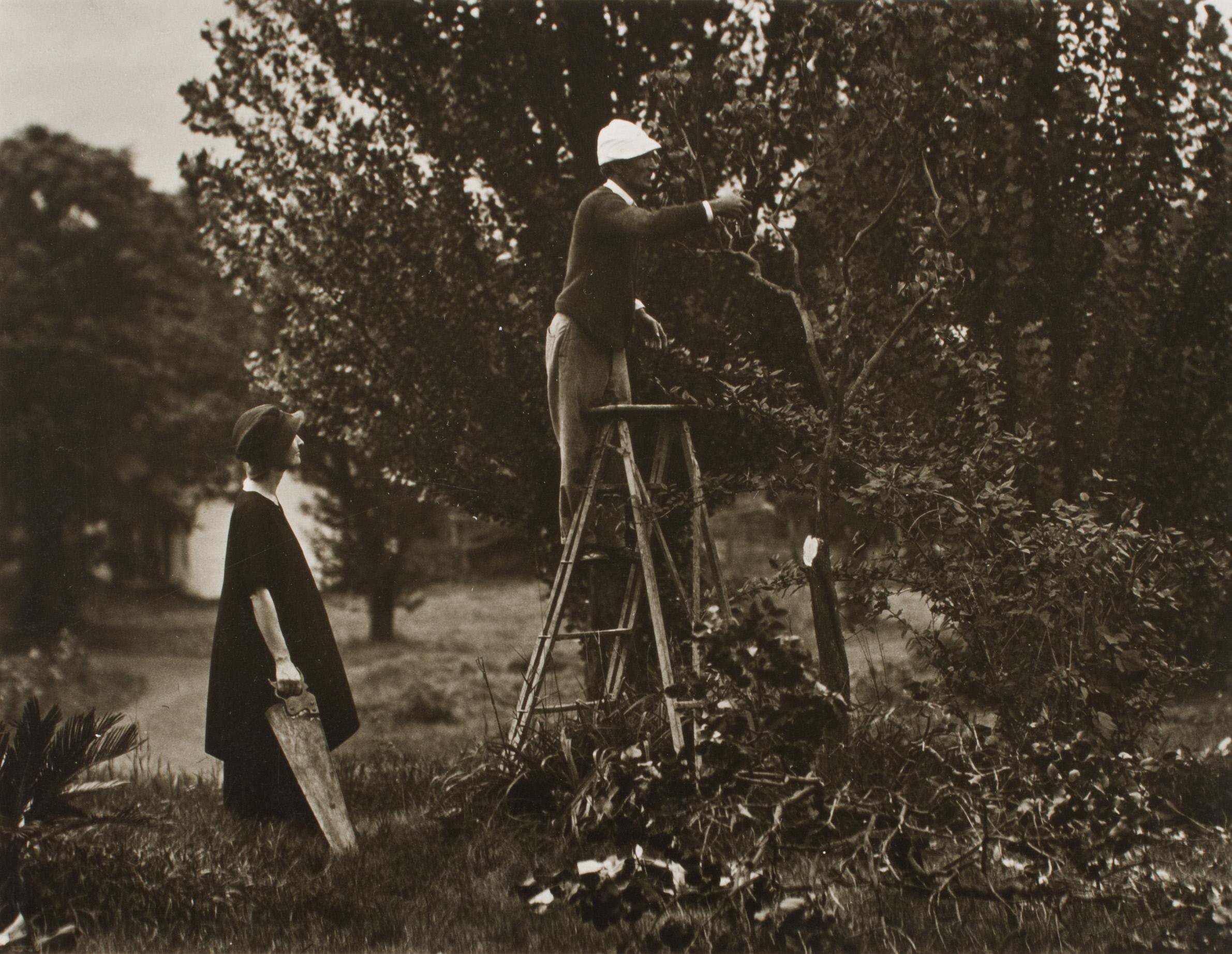 Pruning Trees (Georgia O'Keeffe and Donald Davidson, Lake George). 1919. Photo: Alfred Stieglitz (1864–1946). Source: Philadelphia Museum of Art