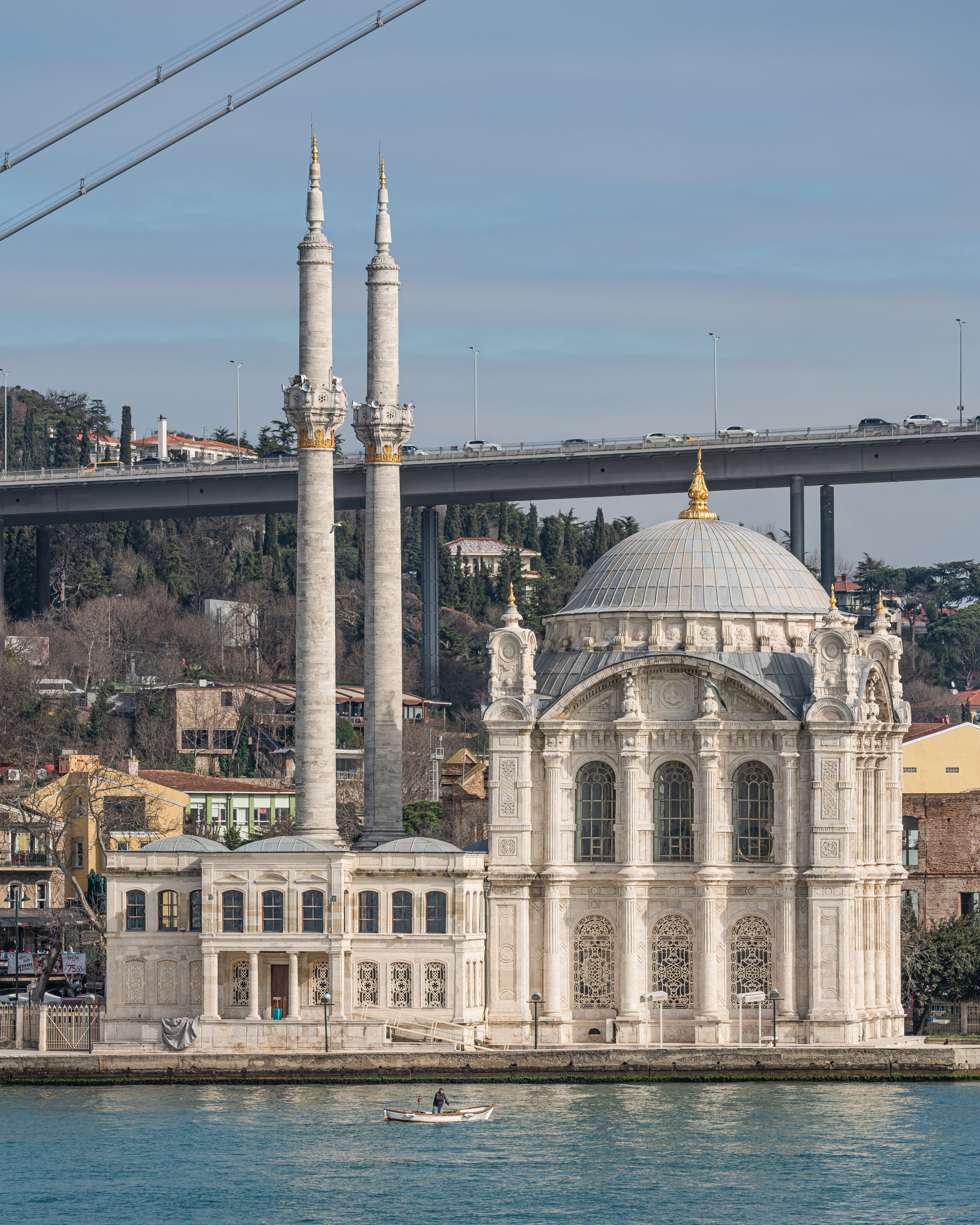 Мечеть Ортакёй (Ortaköy Camii), официальное название в Стамбуле. Построена в 1853—1854 годах по проекту архитектора Никогоса Бальяна. Фото: A.Savin. Источник: Wikimedia Commons