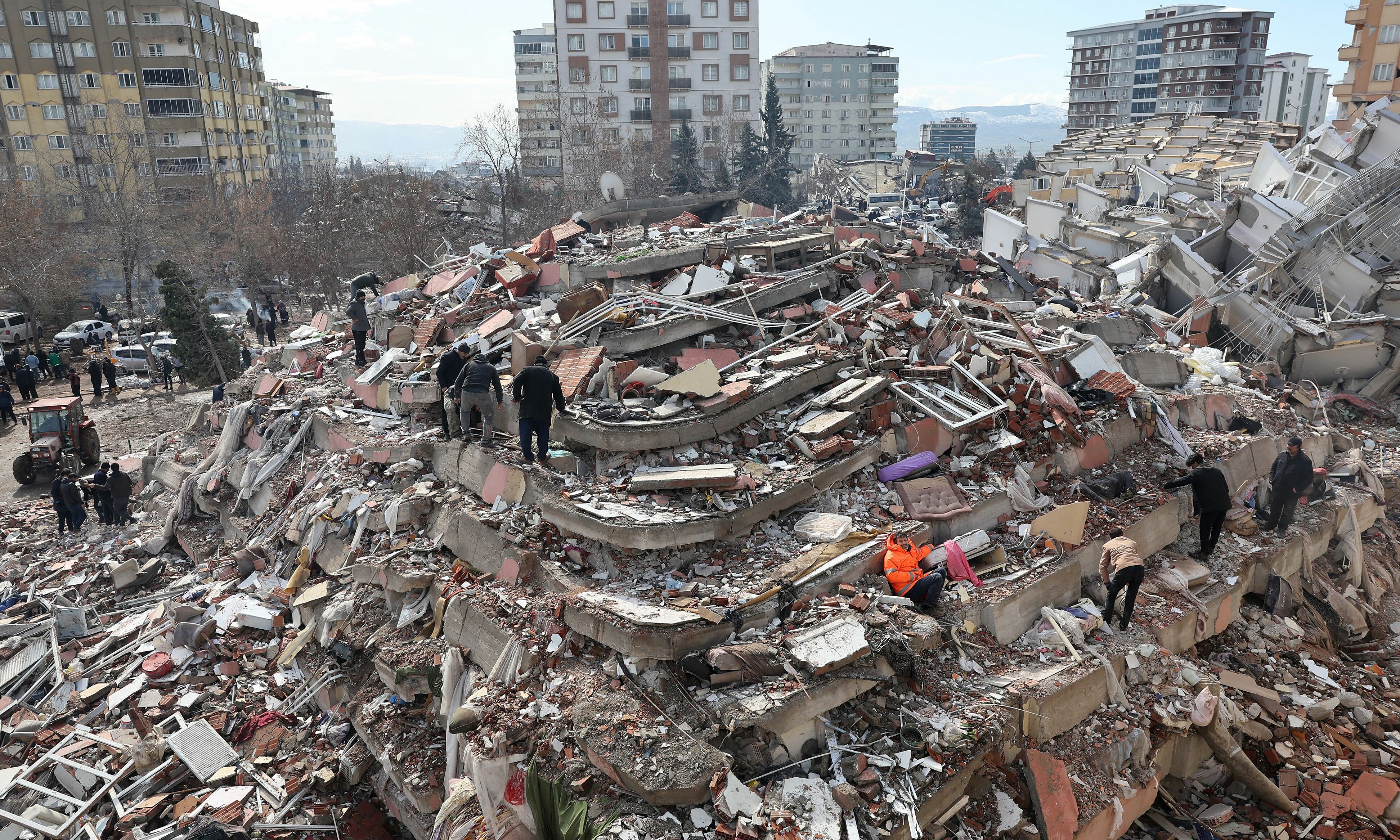 Поиски выживших под обломками разрушенных зданий в Кахраманмараше, недалеко от эпицентра землетрясения, на следующий день после землетрясения магнитудой 7,8, произошедшего на юго-востоке Турции, 7 февраля 2023 года. Фото: AFP/Adem Altan
