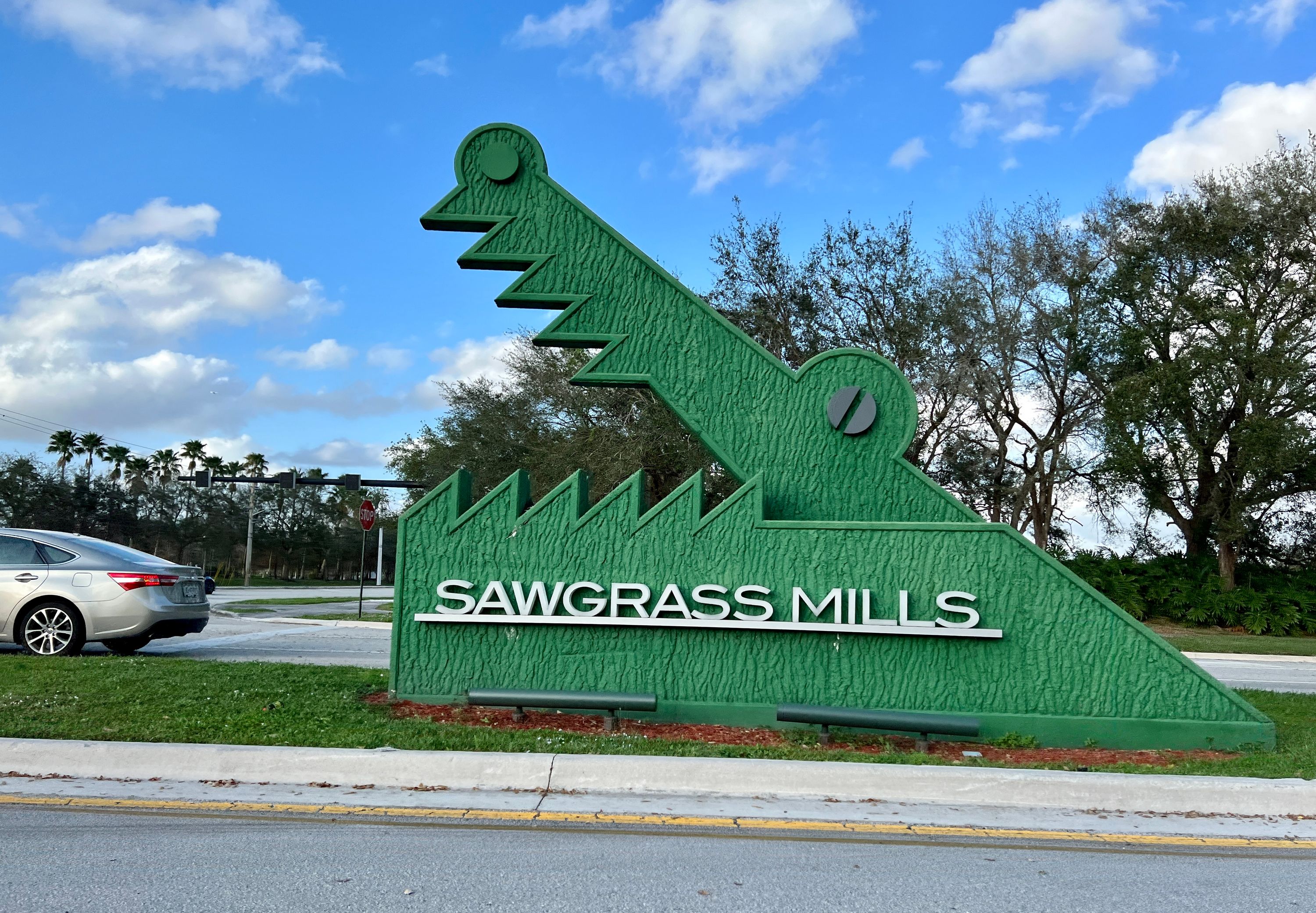 Приветственный знак на въезде на Green Toad Road в Sawgrass Mills в феврале 2022 года. Фото: AITFFan1. Источник: Wikimedia Commons