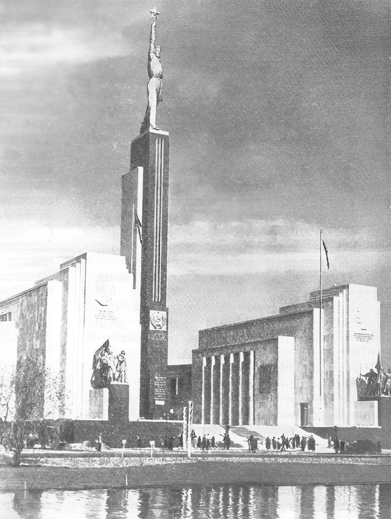Советский павильон на Международной выставке в Нью-Йорке. Архитекторы Б. Иофан, К. Алабян, скульптор В. Андреев. 1939 г.