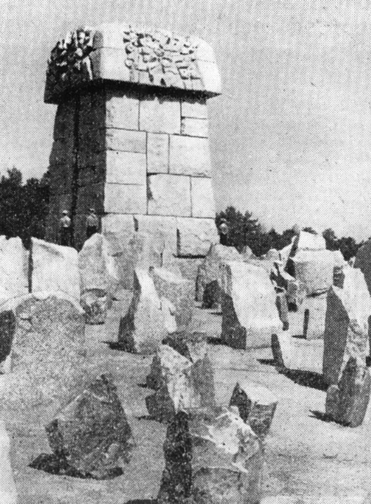 53. Памятник на территории лагеря в Тремблинке. Архит. А. Хаунт, скульптор Ф. Душенке, 1966 г.