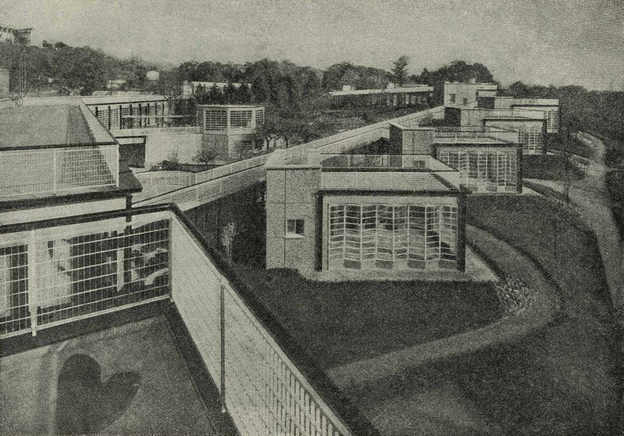 Париж, Школа в Сюрэн. Вид на классные павильоны со стороны главного здания