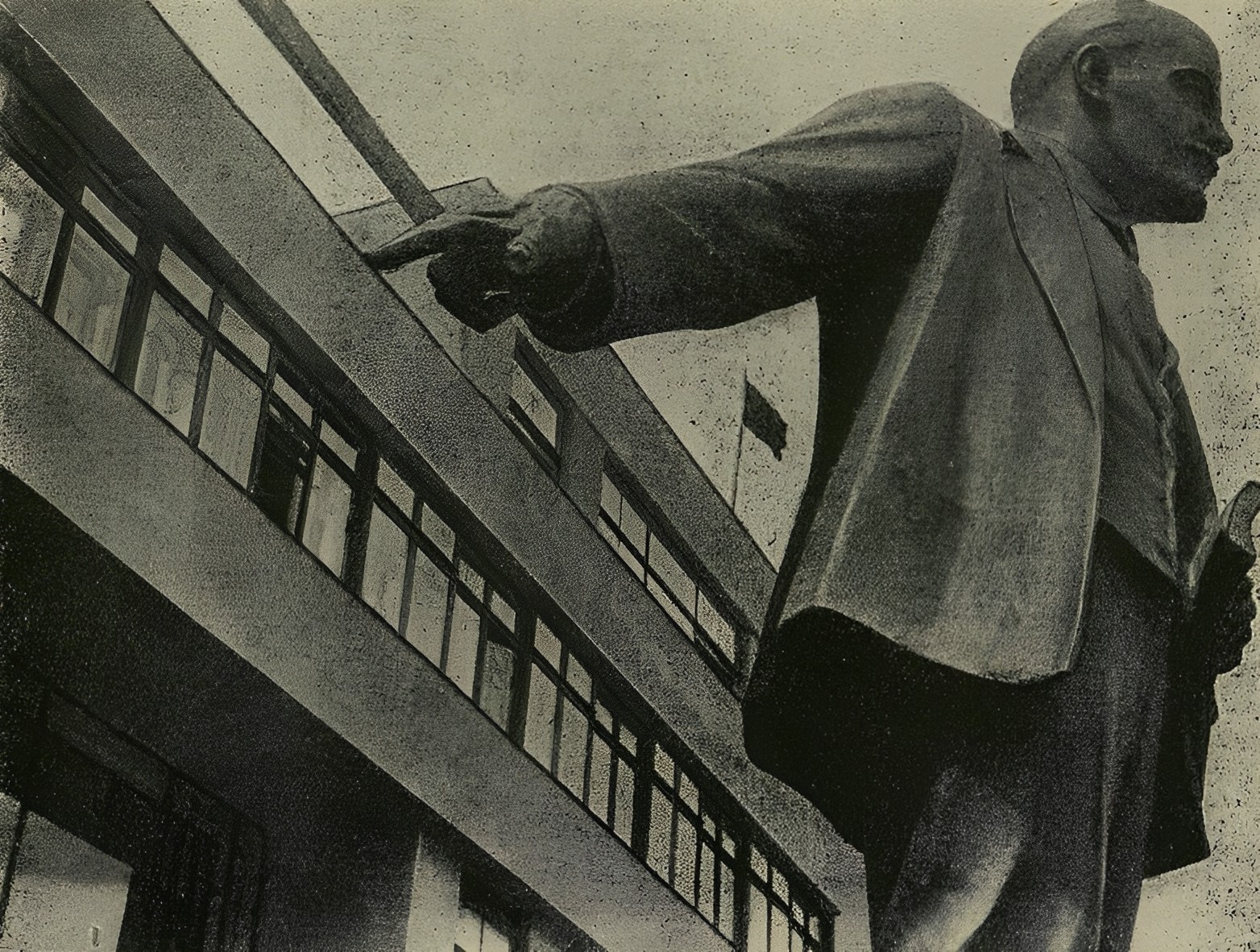 Памятник Ленину перед фабрикой-кухней в Ленинграде. Monument de Lénine devant une cuisine-fabrique à Léningrad.