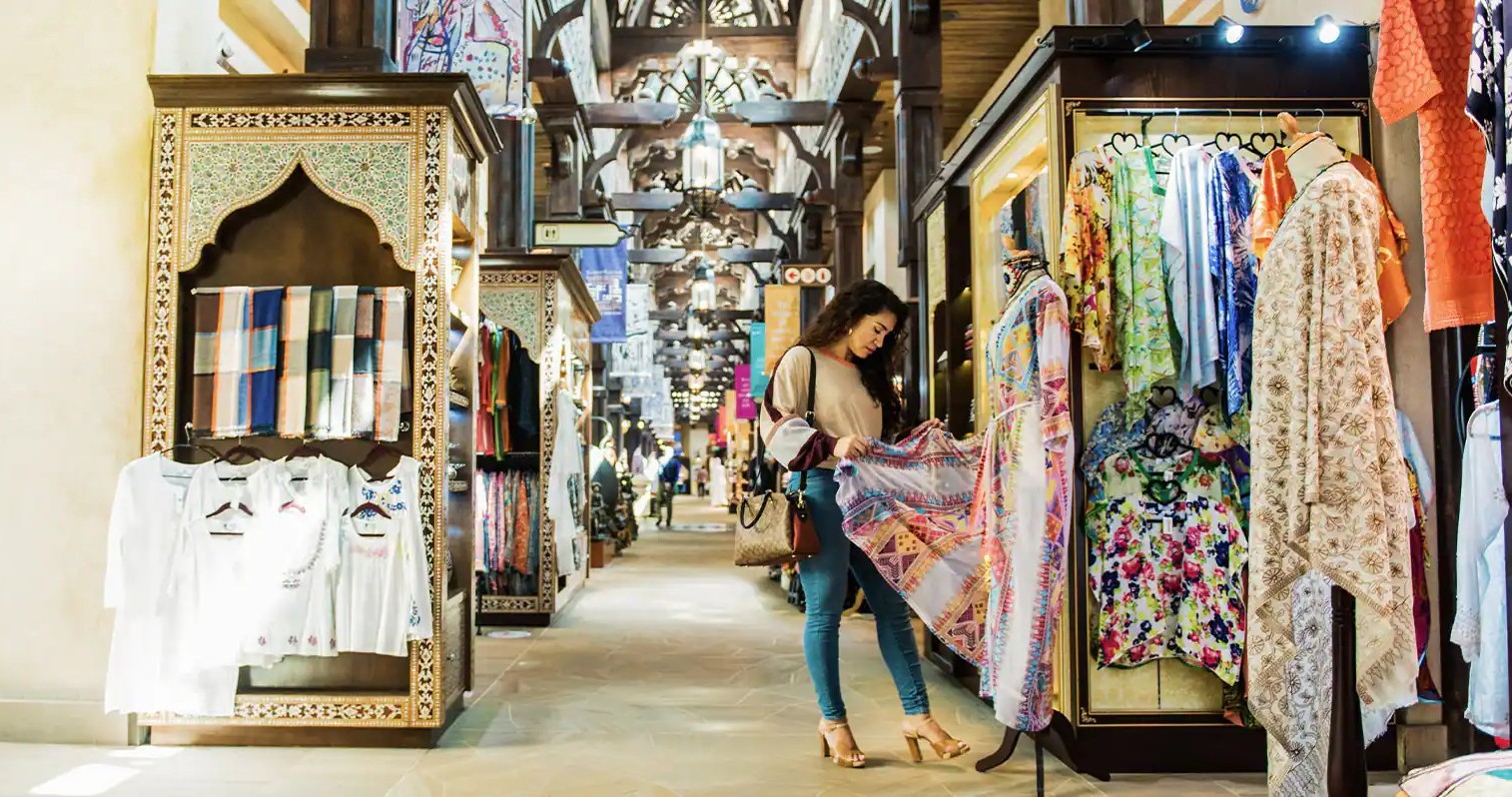 Роскошные золотые украшения, ткани ручной работы, традиционные духи и особые сувениры — все это вы найдете на традиционных и современных базарах Дубая
