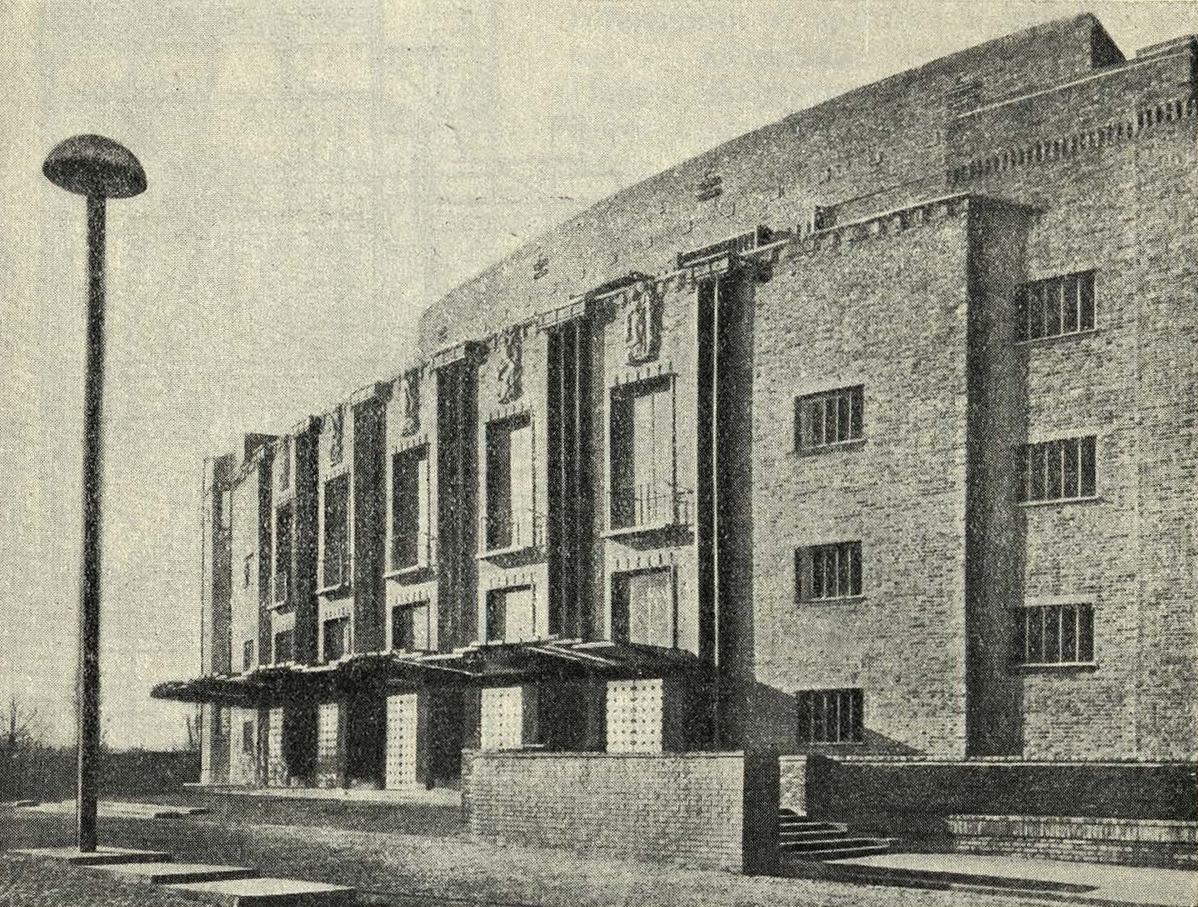 Рис. 15. Театр памяти Шекспира в Стратфорде. 1932 г. Главный фасад. Архитекторы Э. Скотт и Честертон